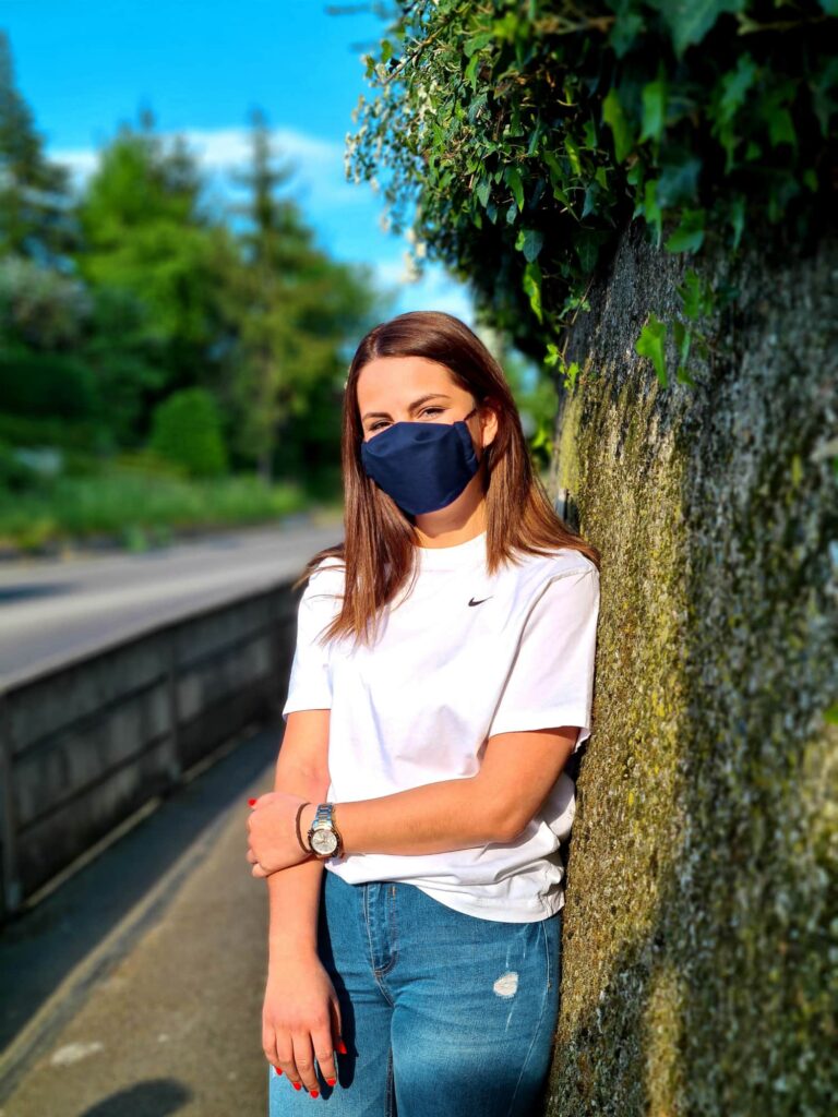 Frau mit Premium-Mundmaske von Hepco