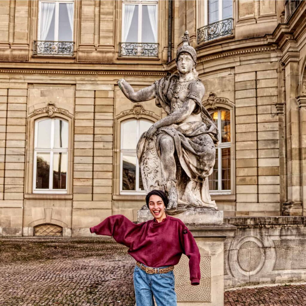 Frau Mode trägt einen Gürtel mit Leoparden-Muster (Animal Print) vor dem Neuen Schloss in Stuttgart.